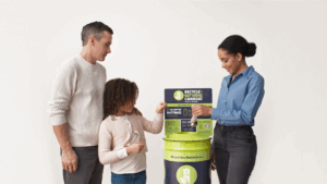 Drop off une famille qui dépose ses piles et batteries usagées